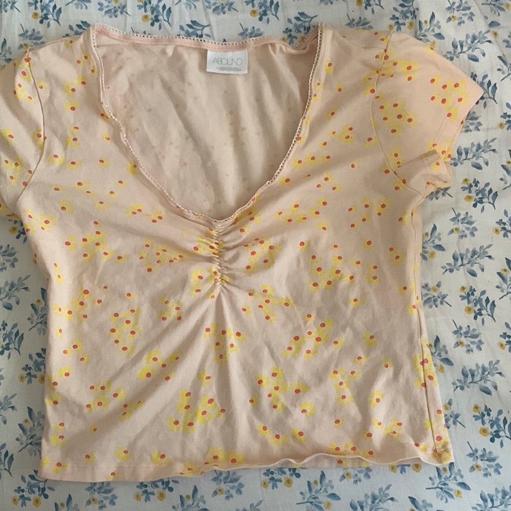 Short sleeved Abound crop top with yellow flowers